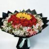 Ramo de 50 rosas con 1 girasol