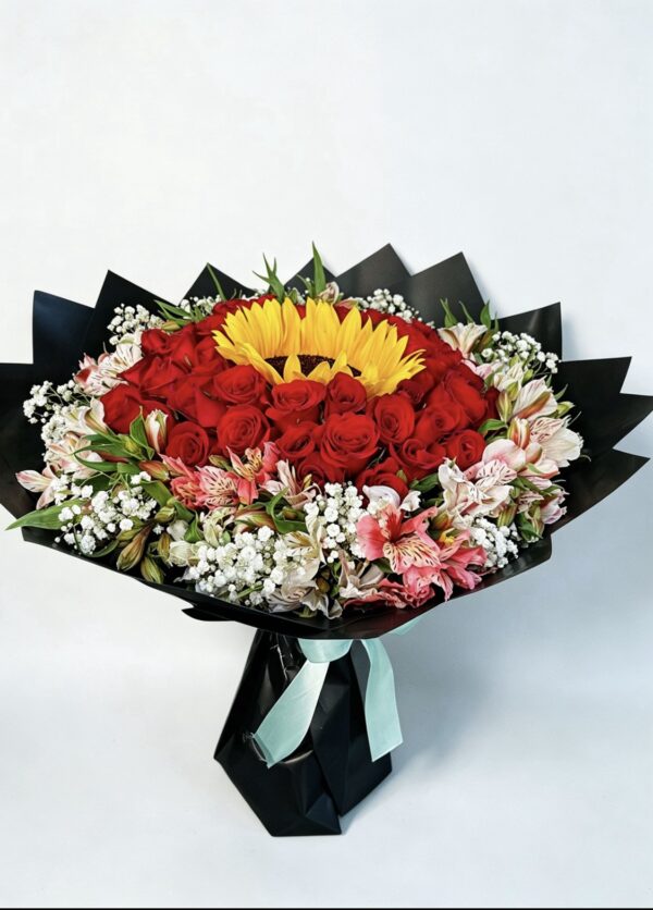 Ramo de 50 rosas con 1 girasol