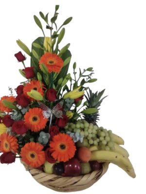 Arreglo de flores con frutas