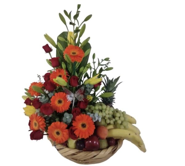 Arreglo de flores con frutas