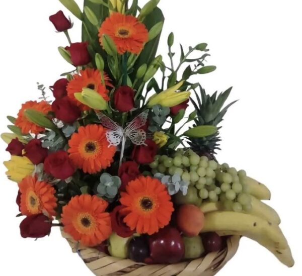 Arreglo de flores con frutas