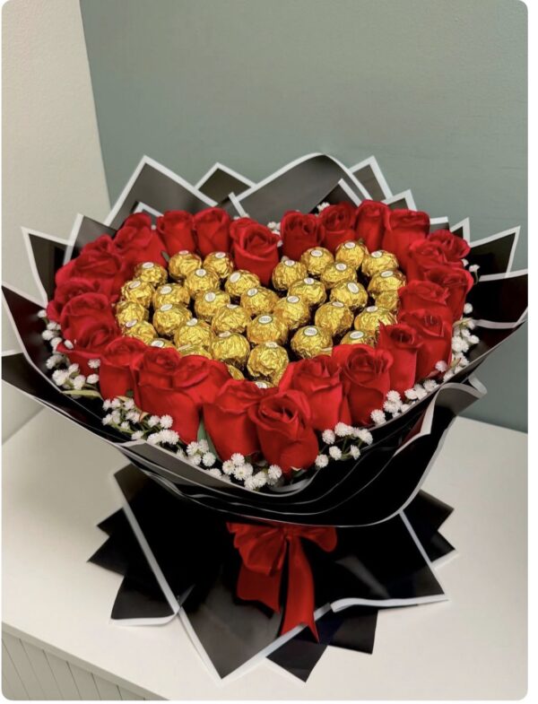 Ramo buchón de 30 rosas rojas con 38 chocolates Ferrero