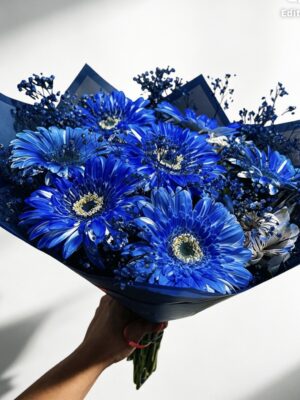 Gerberas azules Este ramo es perfecto para regalar a un hombre