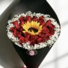 Bauquel de 24 rosas con girasol