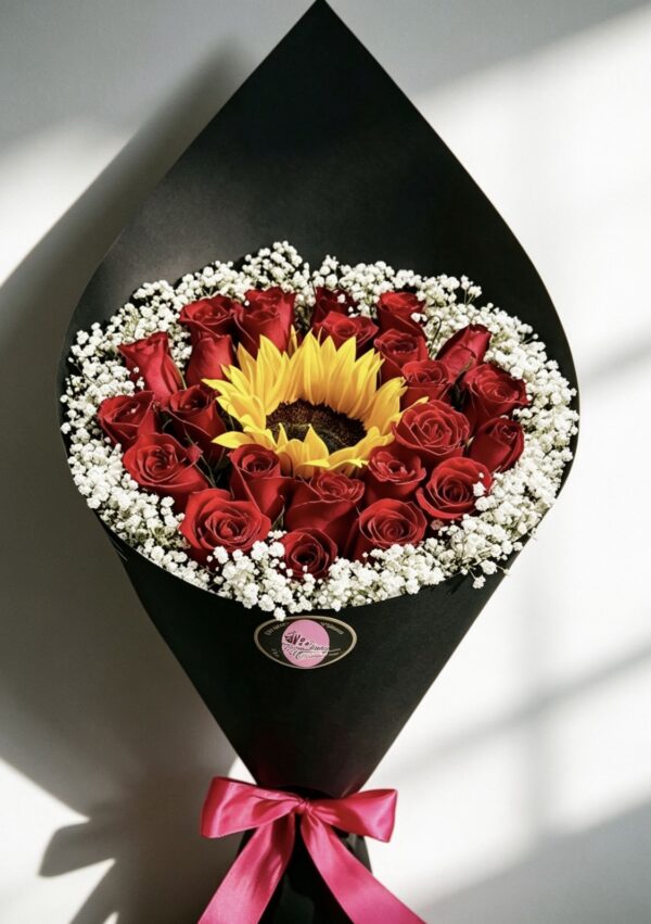 Bauquel de 24 rosas con girasol