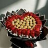 Ramo buchón de 30 rosas rojas con 38 chocolates Ferrero