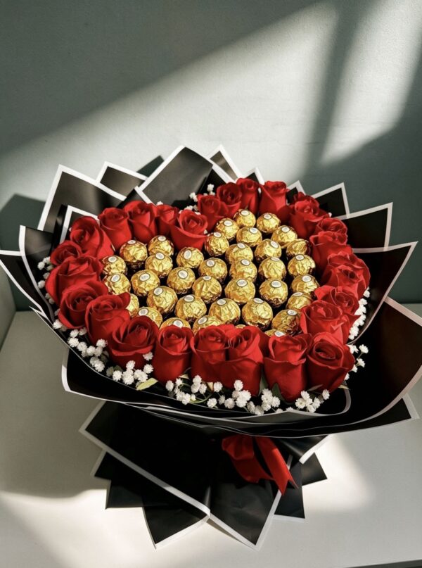Ramo buchón de 30 rosas rojas con 38 chocolates Ferrero