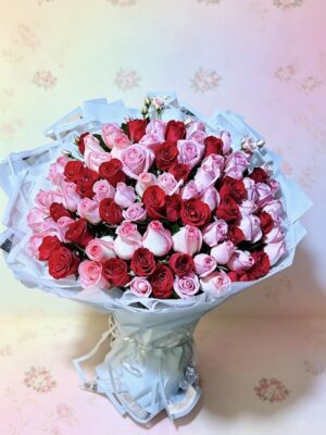 Arreglo con 50 rosas de 2 colores