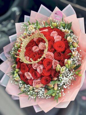 Ramo buchón de 100 rosas con corona