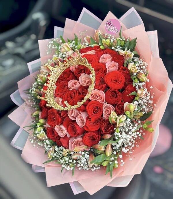 Ramo buchón de 100 rosas con corona