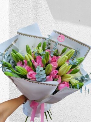 Ramo de rosas con lirios