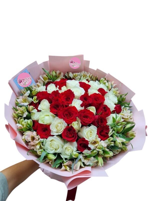Ramos de 50 rosas con astromelia