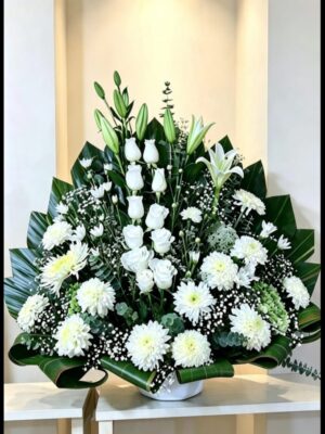 Arreglo blanco con lirios y rosas