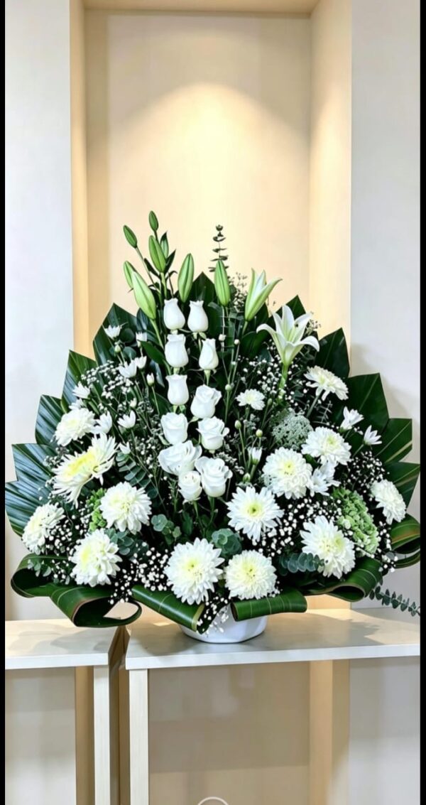 Arreglo blanco con lirios y rosas