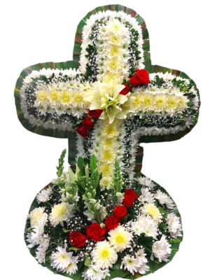 Cruz floral con rosas rojas y flores blancas