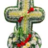 Cruz floral con rosas rojas y flores blancas