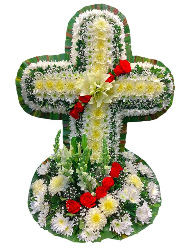 Cruz floral con rosas rojas y flores blancas