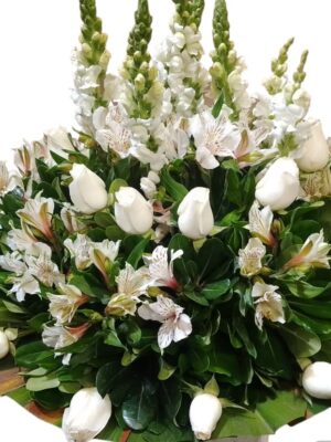 Arreglo funerario con 24 rosas blancas