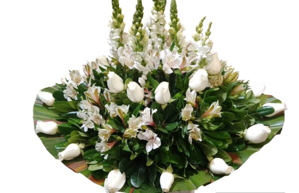 Arreglo funerario con 24 rosas blancas