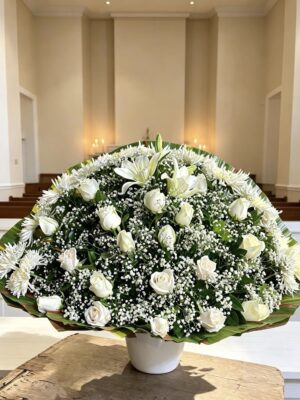 Arreglo blanco con rosas